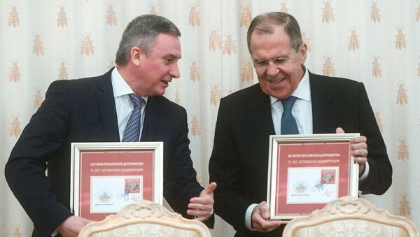 El Jefe de la Agencia Federal de Comunicaciones de Rusia, Oleg Dujovitsky y el ministro de Asuntos Exteriores de Rusia, Serguéi Lavrov, en la ceremonia de la cancelación del sello postal - Sputnik Mundo
