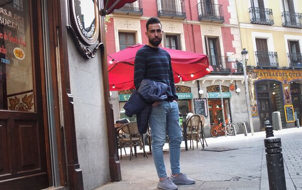 Mohammed Subat, periodista sirio, en una calle de Madrid. - Sputnik Mundo