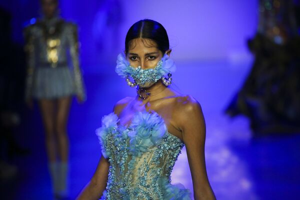 Máscaras y plumas en la pasarela de la Semana de la Moda de Nueva York - Sputnik Mundo
