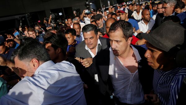 El diputado opositor Juan Guaidó al llegar al Aeropuerto Internacional de Maiquetía Simón Bolívar - Sputnik Mundo