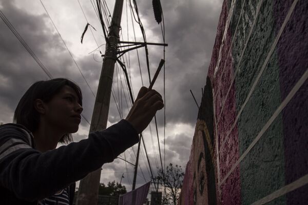 Miembros del сolectivo Hasta Encontrarles CdMx durante la elaboración de murales con los rostros de personas desaparecidas en Ciudad de México, en el último lugar donde fueron vistos. - Sputnik Mundo