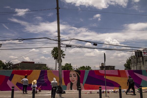 Miembros del colectivo Hasta Encontrarles CdMx durante la elaboración del mural de Guadalupe Pamela Gallardo Volante en la estación del Metrobús La Joya en la alcaldía Tlalpan. - Sputnik Mundo
