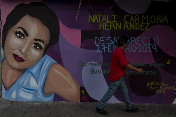 El mural de Natali Carmona Hernández desaparecida el 27 de enero del 2019 fue pintado en la calle Cuauhtémoc de la colonia San Lorenzo Tezonco, en la alcaldía Iztapalapa, cerca de su casa donde fue vista por última vez. - Sputnik Mundo