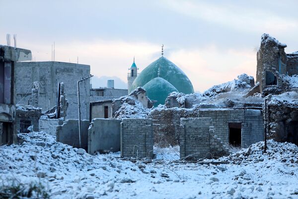 Mosul es una ciudad del norte de Irak, situada casi 400 kilómetros al noroeste de Bagdad y a orillas del río Tigris. En 2004, su población estimada era de 1.846.500 personas, lo que la hacía la segunda ciudad más poblada del país. En la foto: el casco antiguo de Mosul cubierto de nieve en febrero de 2020. - Sputnik Mundo