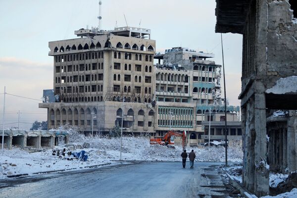 El casco antiguo de Mosul destruido por la guerra y cubierto de nieve, febrero de 2020. - Sputnik Mundo