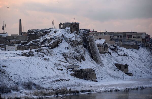 En 2014, ante la inminente ocupación de Mosul del Estado Islámico, cerca de medio millón de personas huyó de la ciudad. En la foto: las ruinas del histórico castillo de Bash Tapia, a orillas del Tigris. El castillo fue construido en el siglo XII y era considerado una de las principales atracciones turísticas de Mosul. - Sputnik Mundo