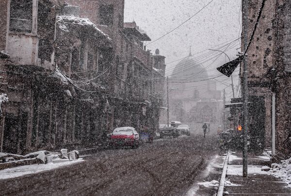 Una de las calles de Mosul cubierta de nieve, febrero de 2020. - Sputnik Mundo