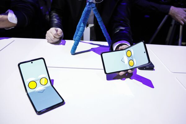 El smartphone plegable y otras novedades de Samsung durante el Galaxy Unpacked 2020
 - Sputnik Mundo