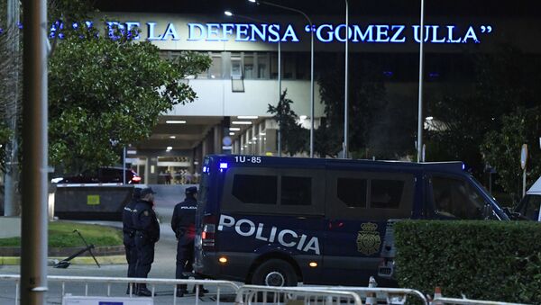 Policía cerca del Hospital Central de la Defensa Gómez Ulla - Sputnik Mundo