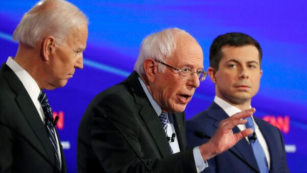 Joe Biden escucha a Bernie Sanders junto al exalcalde de South Bend Pete Buttigieg - Sputnik Mundo