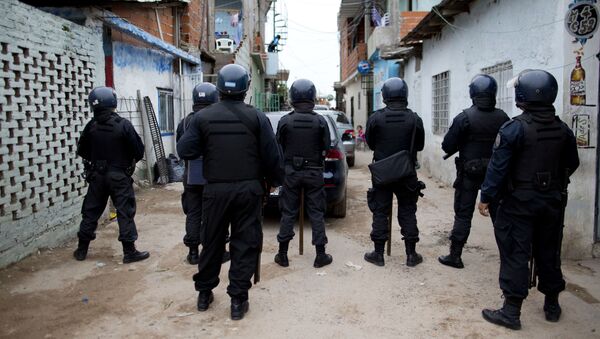 Policías de Buenos Aires durante un allanamiento en 2014 - Sputnik Mundo