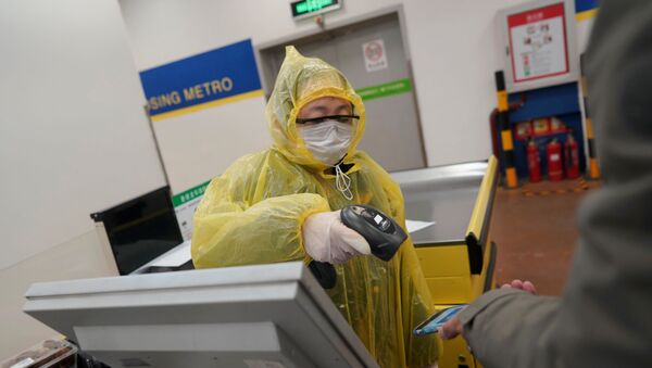 Un trabajador escanea el teléfono móvil de un cliente para el pago en un supermercado en Pekín - Sputnik Mundo