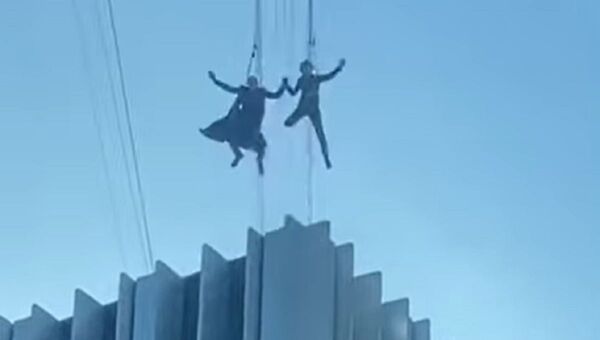 Neo y Trinity saltan desde un rascacielos: se filtra un vídeo del rodaje de 'Matrix 4' - Sputnik Mundo