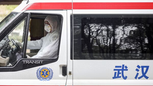 Una ambulancia en Wuhan, China - Sputnik Mundo