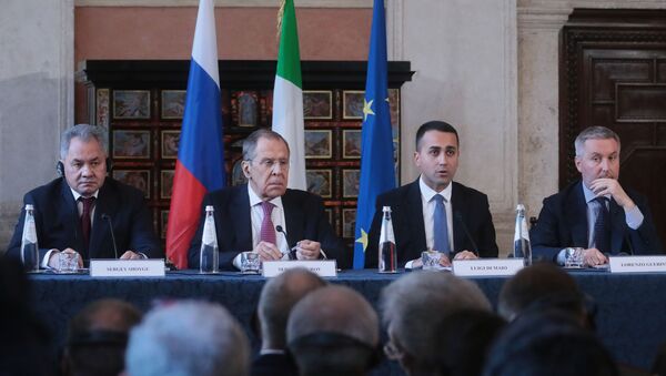 El canciller de Rusia, Serguéi Lavrov, y el el canciller italiano, Luigi Di Maio - Sputnik Mundo