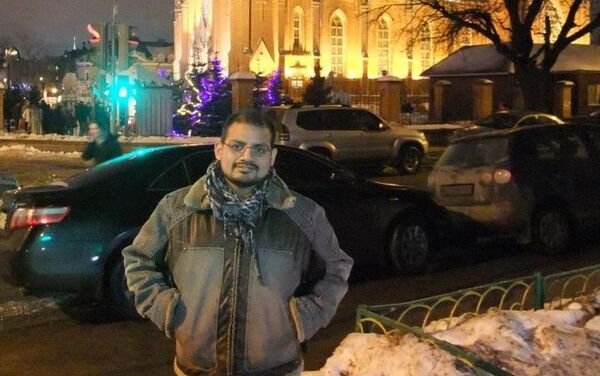 Mark Klein frente a la catedral católica en Moscú - Sputnik Mundo