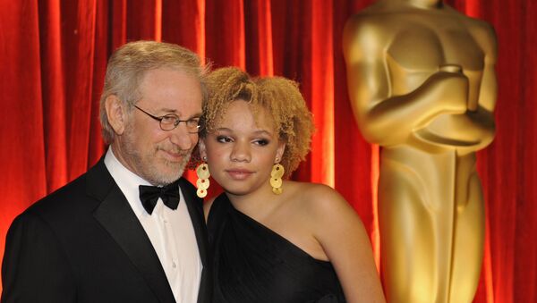 Steven Spielberg y su hija Mikaela Spielberg - Sputnik Mundo