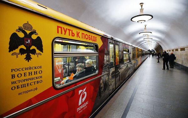 Tren temático en el metro de Moscú dedicado al 75 aniversario de la Victoria en la Gran Guerra Patria - Sputnik Mundo
