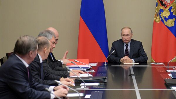 El presidente ruso, Vladímir Putin, con los miembros del Consejo de Seguridad - Sputnik Mundo