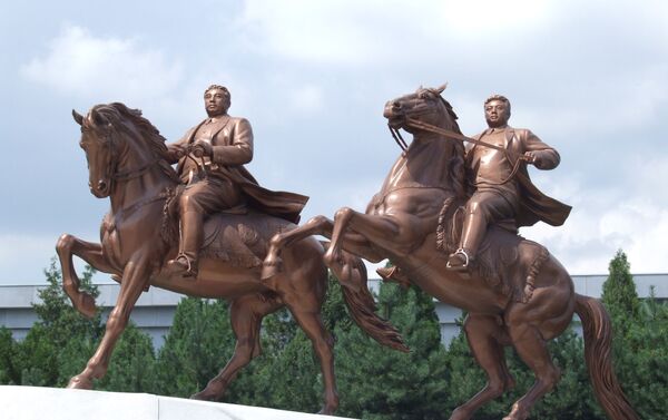Estatua de Kim Il-sung y Kim Jong-il montando a caballo - Sputnik Mundo