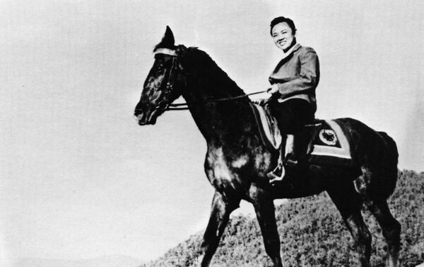 Una foto de Kim Jong-il montando a caballo - Sputnik Mundo