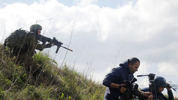 Un soldado israelí apuntando un fusil  - Sputnik Mundo