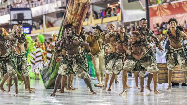 Membros da escola de samba Acadêmicos do Cubango durante desfile da Série A do Carnaval do Rio de Janeiro de 2020. - Sputnik Mundo