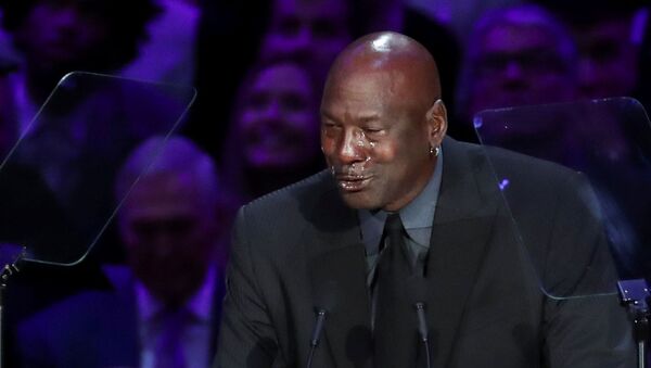 La estrella del baloncesto Michael Jordan llora durante su discurso en la ceremonia de homenaje al fallecido deportista Kobe Bryant - Sputnik Mundo