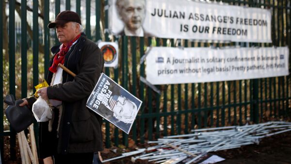 Un cartel contra la extradición de Julian Assange - Sputnik Mundo