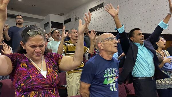 Varios fieles participan del culto de domingo en el Centro Cristiano Imperial del barrio de La Candelaria en Caracas - Sputnik Mundo