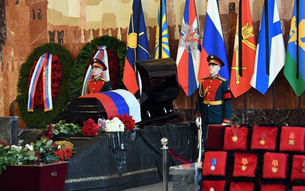 La ceremonia de entierro del mariscal ruso Dmitri Yázov - Sputnik Mundo
