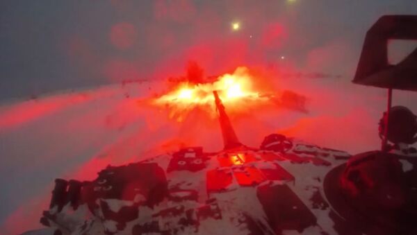 La infantería mecanizada rusa repele el ataque nocturno de un 'enemigo' - Sputnik Mundo