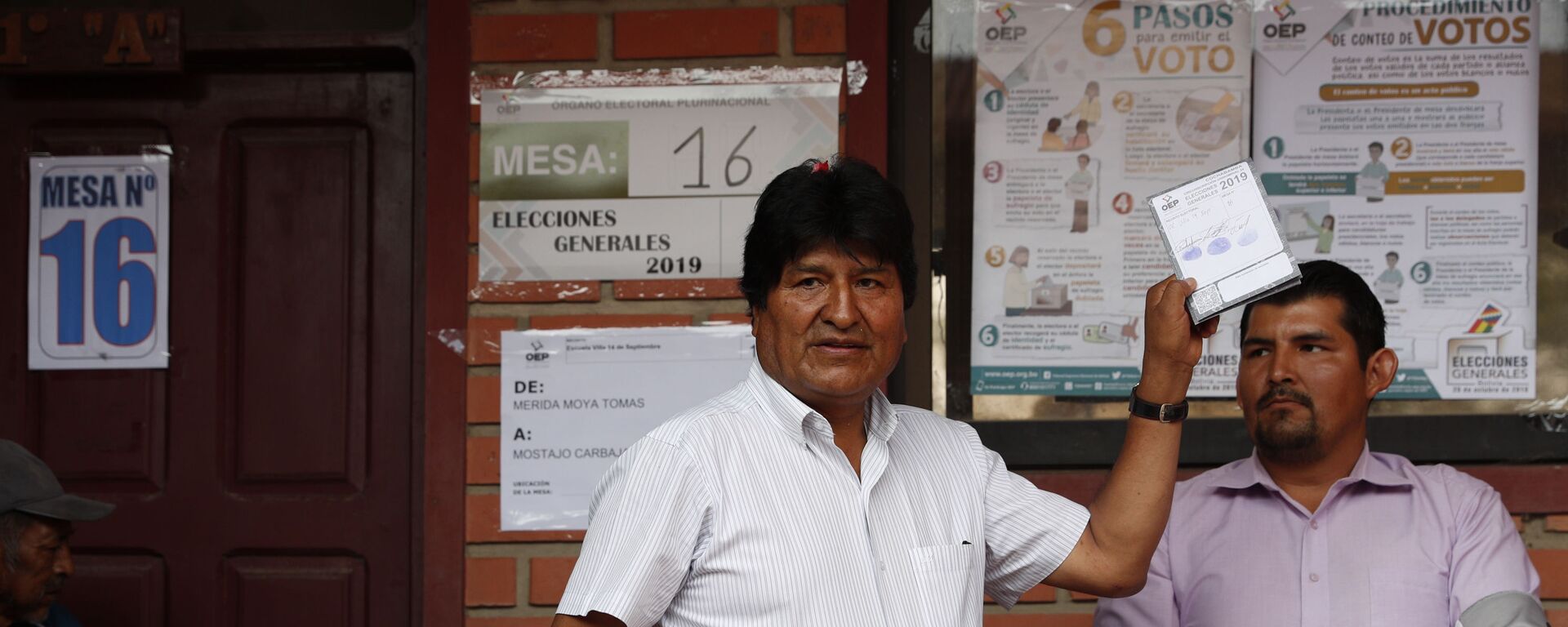Evo Morales votando durante las elecciones de octubre de 2019 en Bolivia - Sputnik Mundo, 1920, 11.10.2021