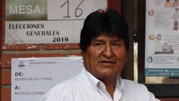 Evo Morales votando durante las elecciones de octubre de 2019 en Bolivia (archivo) - Sputnik Mundo