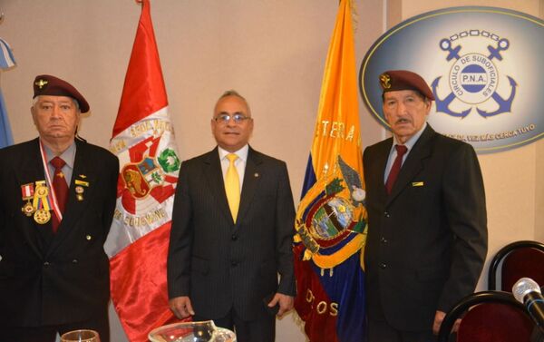 Pablo Terán, vicepresidente de la Confederación Latinoamericana de veteranos de guerra, con otros miembros de la organización - Sputnik Mundo