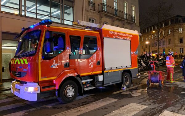 Un coche de bomberos cerca de la estación Gare de Lyon - Sputnik Mundo