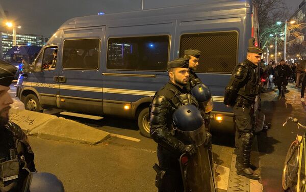Policías cerca de la estación Gare de Lyon - Sputnik Mundo