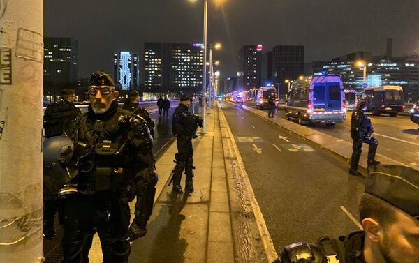 Policías cerca de la estación Gare de Lyon - Sputnik Mundo