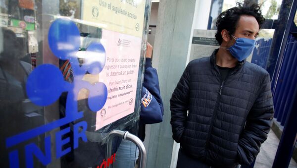 Un hombre en la entrada del Instituto Nacional de Enfermedades Respiratorias en Ciudad de México - Sputnik Mundo
