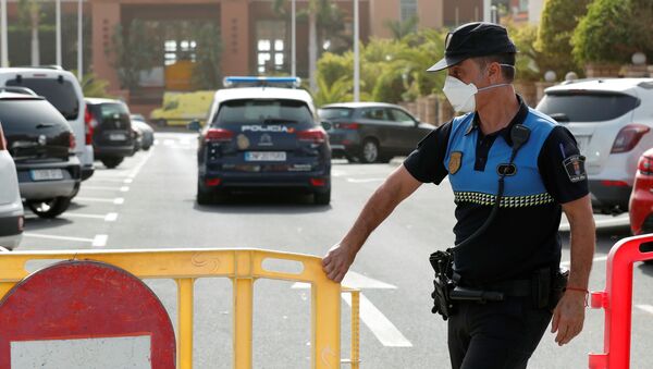 Un policía cierra el acceso al H10 Hotel en Tenerife, España - Sputnik Mundo