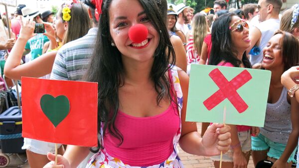 Una chica vestida de foto de Tinder en el carnaval de Brasil - Sputnik Mundo