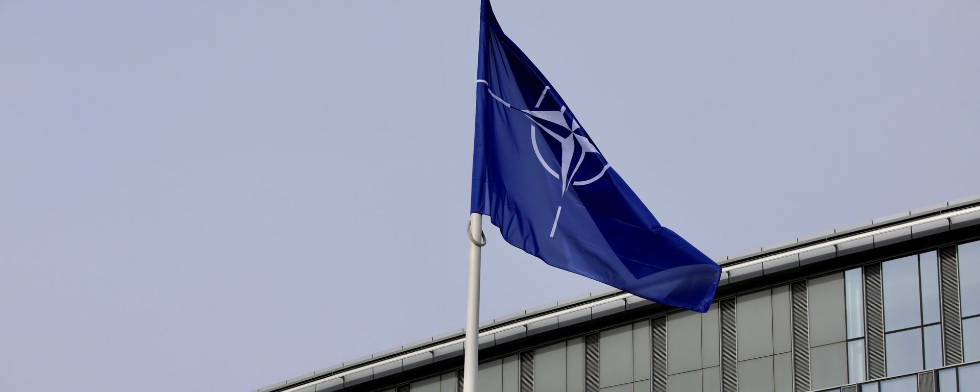 La bandera de la OTAN y de algunos de sus miembros ondean frente a la sede de la organización en Bruselas - Sputnik Mundo, 1920, 05.12.2022