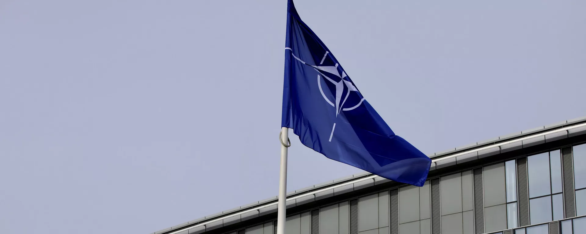 La bandera de la OTAN y de algunos de sus miembros ondean frente a la sede de la organización en Bruselas - Sputnik Mundo, 1920, 19.07.2024