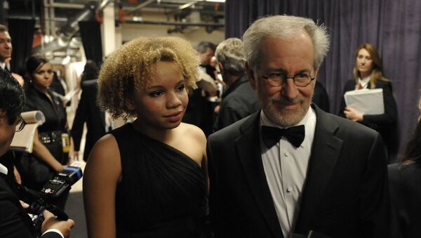 El cineasta Steven Spielberg y su hija Mikaela Spielberg - Sputnik Mundo