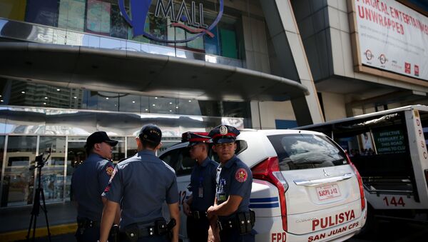 Los agentes de Policía filipina cerca del centro comercial de Manila - Sputnik Mundo