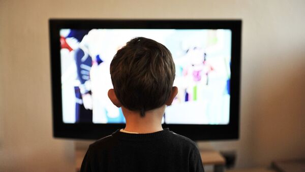 Un niño mirando una televisión (imagen referencial) - Sputnik Mundo