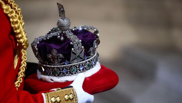 La corona de la reina Isabel II es llevada al Palacio de Westminster - Sputnik Mundo