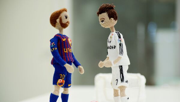 Muñecas de Lionel Messi y Cristiano Ronaldo - Sputnik Mundo