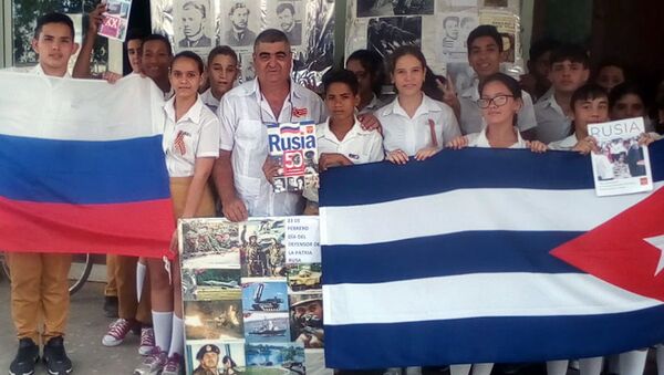 Félix Jorge Barrios, junto a estudiantes de una escuela secundaria básica en Jagüey Grande, en una actividad del Club de Amistad Cuba-Rusia - Sputnik Mundo