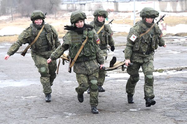 ‘Maquillaje bajo camuflaje’: estas son las militares más hermosas de Rusia
 - Sputnik Mundo